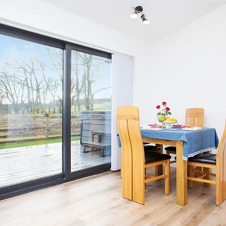 Eddleston Shiphorns Luxury Cabin With A Hot Tub מראה חיצוני תמונה